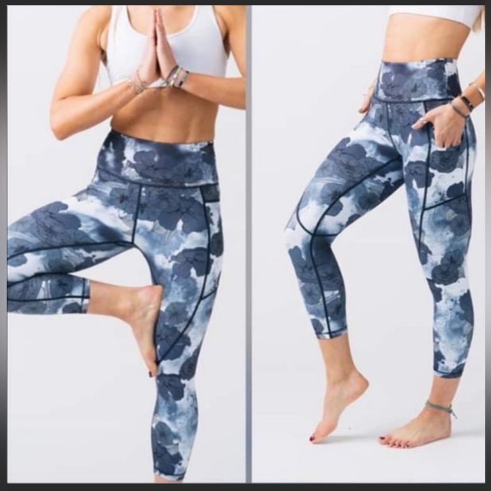 ZYIA Active Blue Floral Pocket Light n Tight Hi-Rise Capri 20” Legging Size 4